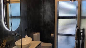 Douche, sèche-cheveux, serviettes fournies, savon