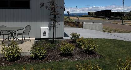 "Nearly lakefront" in Wharewaka, Taupo. Cosy apartment 5 minutes walk to lake.