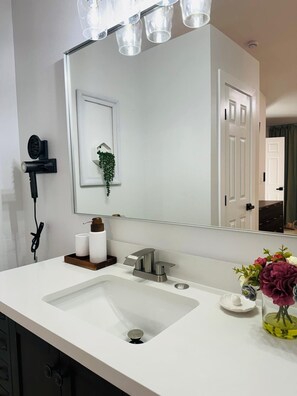 Hair dryer, towels, soap, shampoo - Family-friendly 3BR/2BA Near Disney  (Kissimmee)