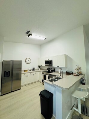 Kühlschrank, Mikrowelle, Ofen, Geschirrspüler