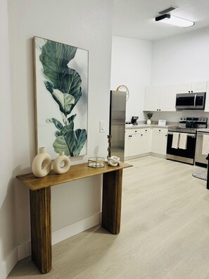 Een koelkast, een microgolfoven, een oven, een vaatwasser