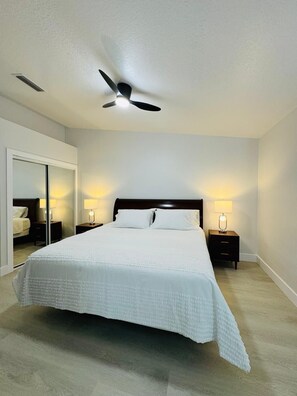 4 slaapkamers, een bureau, een strijkplank/strijkijzer, wifi