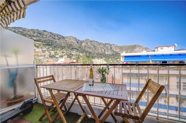 تناول الطعام بالخارج