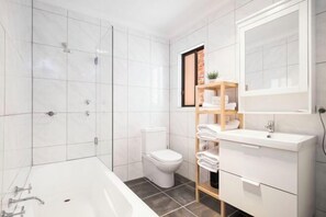 Room - Beach & Pines Large 3Br House Glenelg Wifi BBQ (Glenelg South)