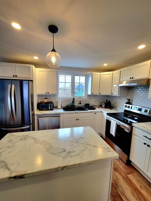 ثلاجة، ميكروويف، فرن، موقد طهي مسطح