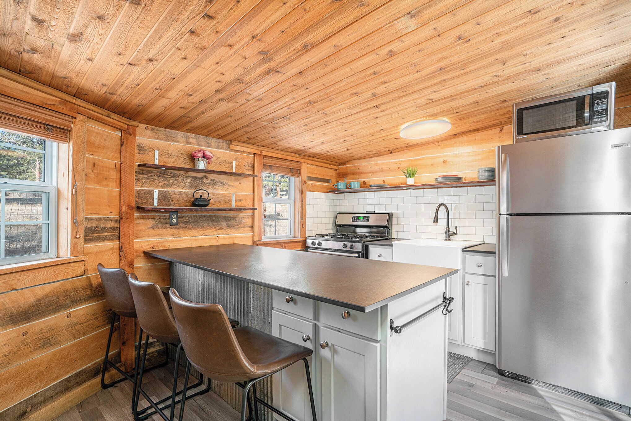 Fridge, oven, stovetop, coffee/tea maker