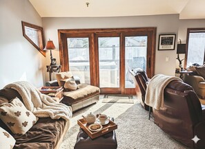 Smart-tv, eldstad och böcker