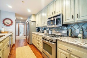 Een koelkast, een magnetron, een oven, een kookplaat