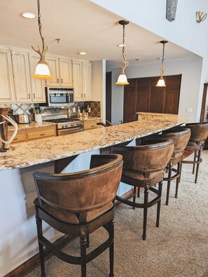 Kylskåp, mikrovågsugn, ugn och spishäll