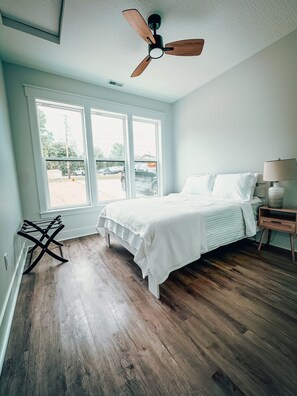 4 bedrooms, iron/ironing board, WiFi, bed sheets