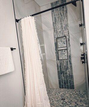 Shower, hair dryer, towels, soap - The Wharf at Buckeye Lake (Thornville)