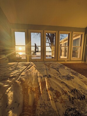 3 bedrooms, desk, iron/ironing board, free WiFi - Riverfront Luxury home & wakeup with Sunrise (Bettendorf)