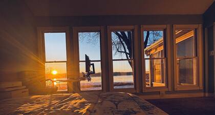 Riverfront Luxury home & wakeup with Sunrise