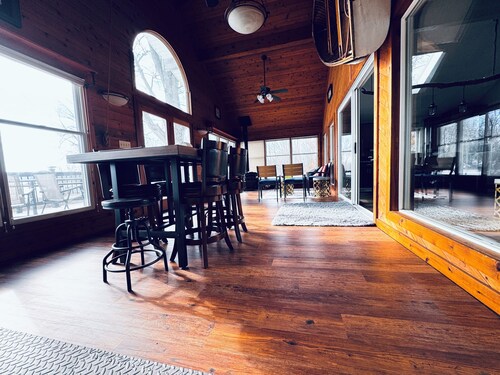 Riverfront Luxury home & wakeup with Sunrise