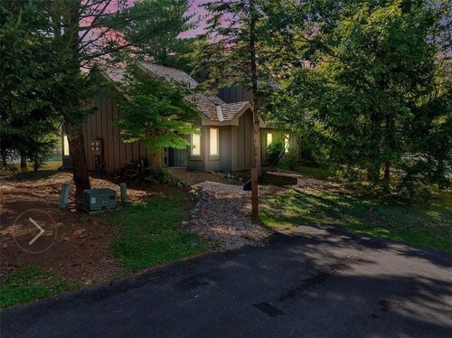 Come relax by the fireplace and enjoy skiing or a walk in the forest by the lake