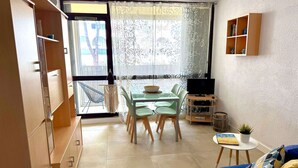 Living area - Studio apartment in the heart of La Grande-Motte, a stone's throw from the beaches and the port (LA GRANDE MOTTE)