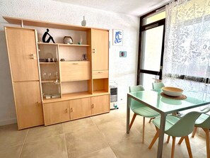 Dining - Studio apartment in the heart of La Grande-Motte, a stone's throw from the beaches and the port (LA GRANDE MOTTE)