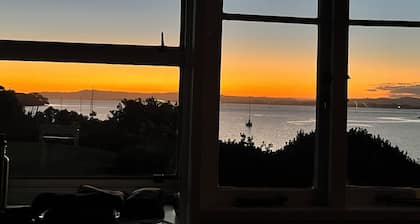Classic Kiwi Bach In Blissful Urquhart Bay - Relax and Recharge
