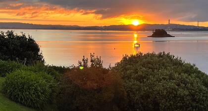 Classic Kiwi Bach In Blissful Urquhart Bay - Relax and Recharge