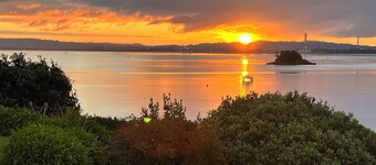 Classic Kiwi Bach In Blissful Urquhart Bay - Relax and Recharge
