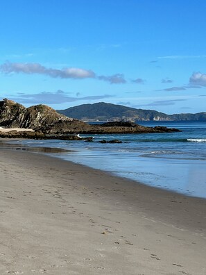 Playa en los alrededores y camastros