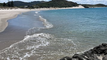 Una spiaggia nelle vicinanze, lettini da mare