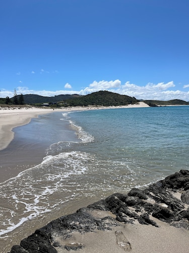 Classic Kiwi Bach In Blissful Urquhart Bay - Relax and Recharge