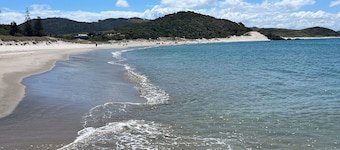 Classic Kiwi Bach In Blissful Urquhart Bay - Relax and Recharge