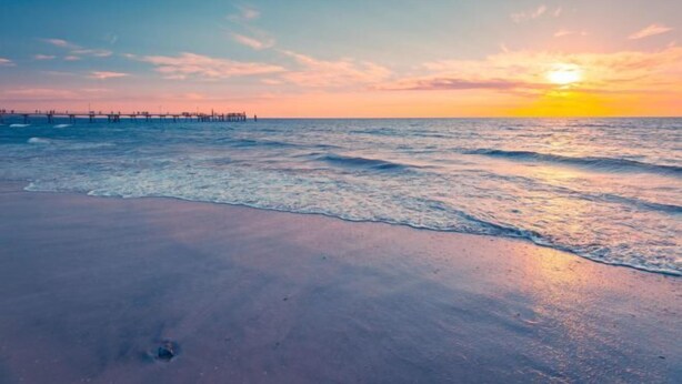 A beach with a pier extending into the ocean during sunset. - Noir Cottage Glenelg North 3Br Netflix BBQ (Glenelg North)