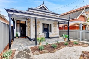 Unclassified image, 2 of 5, button - Noir Cottage Glenelg North 3Br Netflix BBQ (Glenelg North)