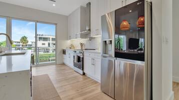 Refrigerador, microondas, horno y parrilla de estufa