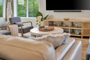 Smart TV, computer monitors - Keys Casa: Elegant Waterfront Retreat, Sleeps 16, Elevator, Private Dock, Putt-Putt (Key Largo)