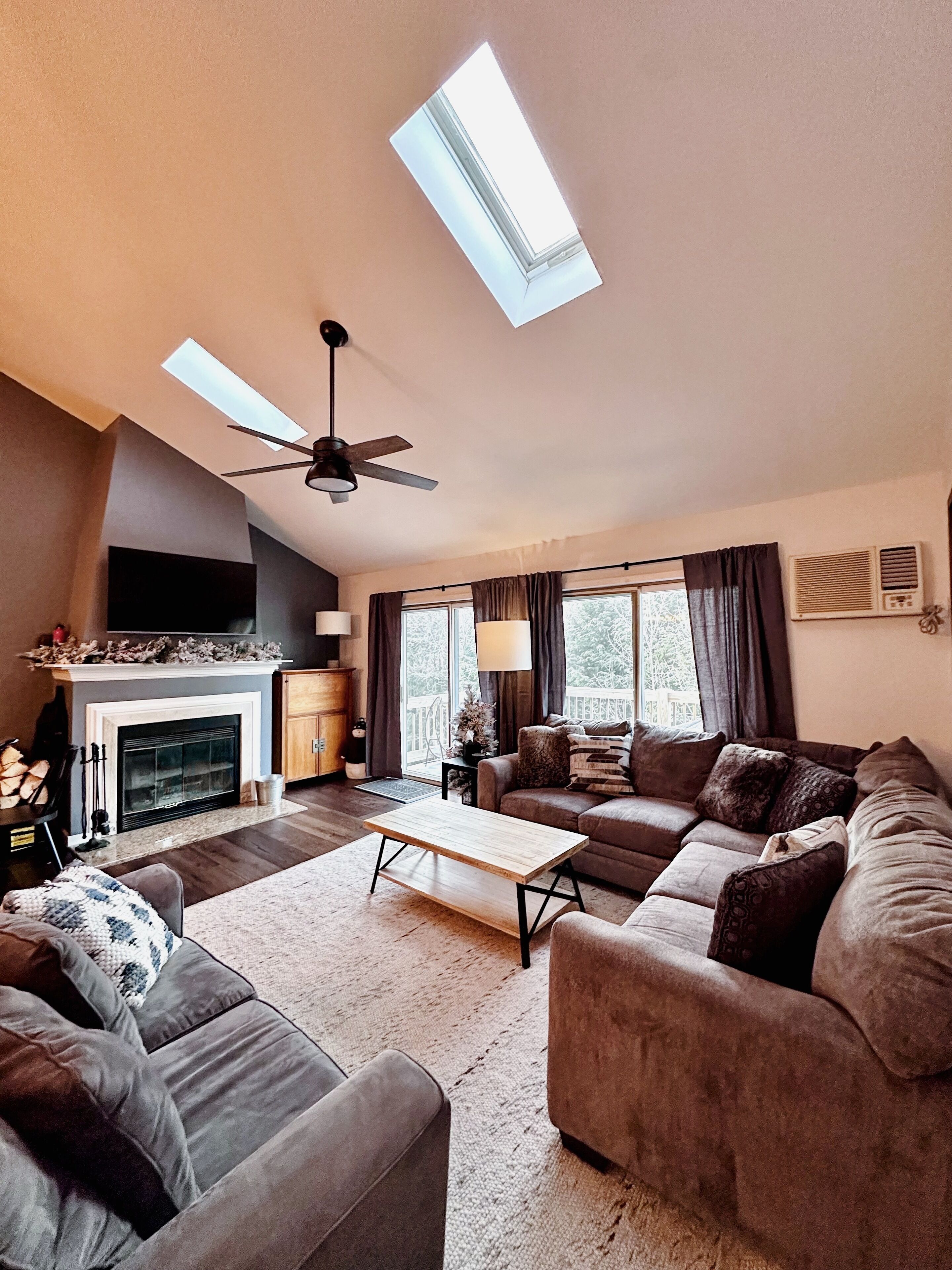 Téléviseur connecté, foyer, table de baby-foot