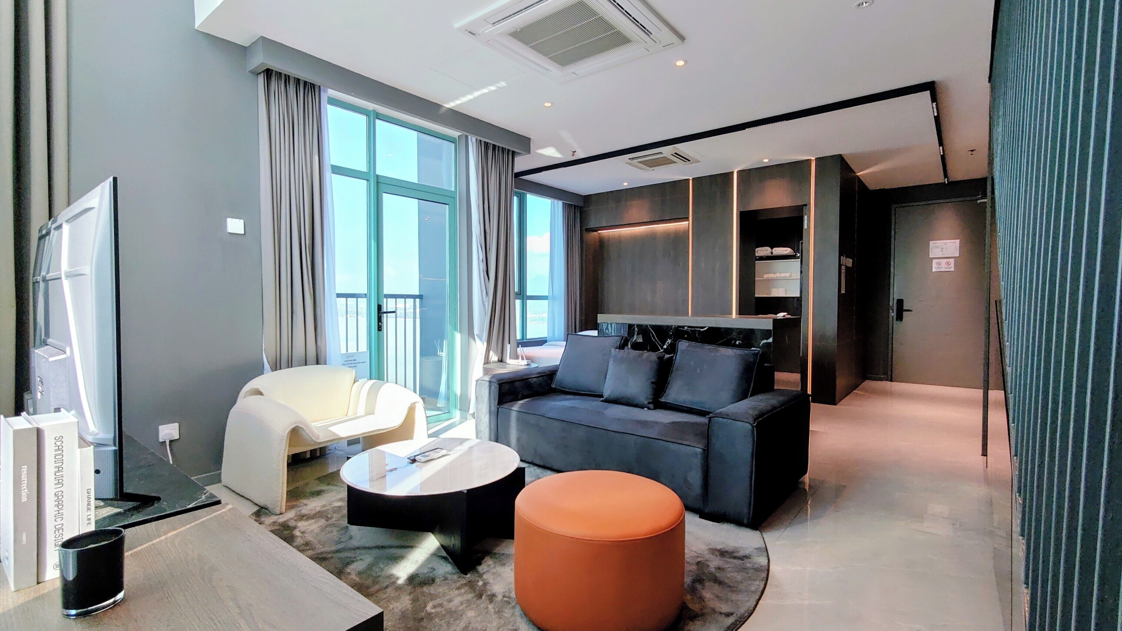 Duplex présidentiel, Plusieurs lits, balcon, vue sur la mer | Aire de séjour | Téléviseur connecté de 55 po avec télévision numérique