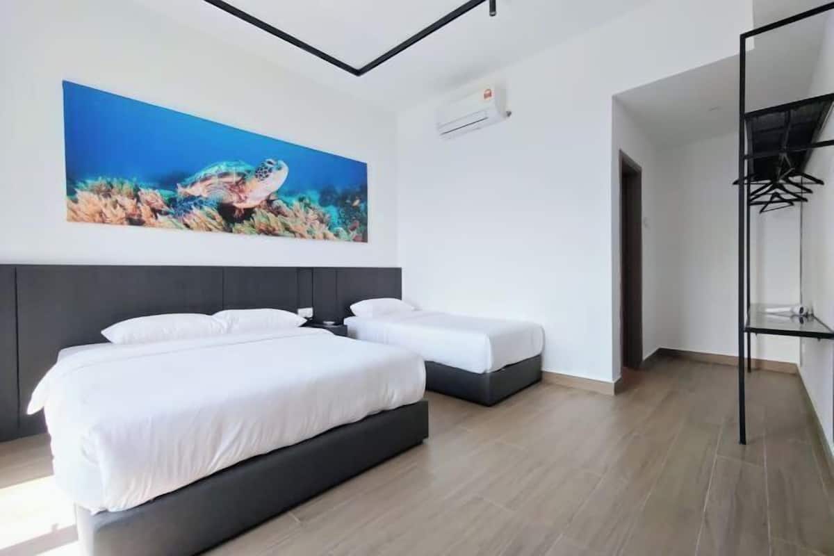 Blackout drapes, free WiFi, bed sheets