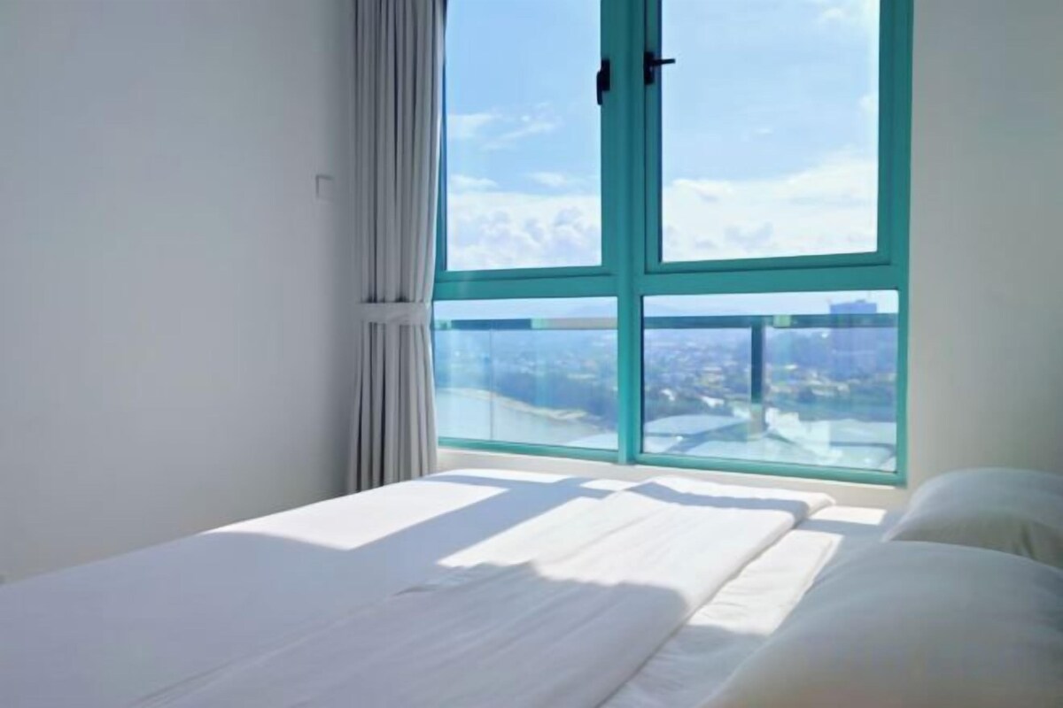 Blackout drapes, WiFi (free), bed sheets