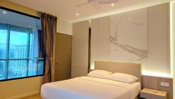 Een moderne hotelkamer met een groot bed, een plafondventilator, een nachtkastje en uitzicht op een stadsgezicht door een groot raam.