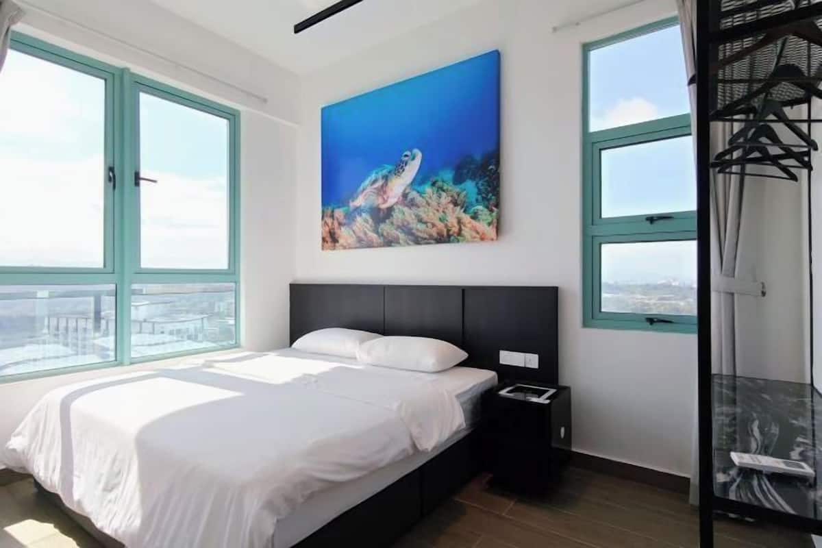 Blackout drapes, free WiFi, bed sheets