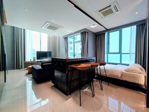 Appartement Duplex Présidentiel, plusieurs lits, balcon, vue mer | Coin séjour | TV connectée de 55 pouces avec chaînes numériques