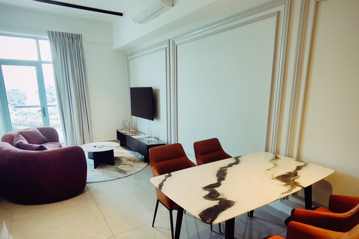 Deluxe-Suite, 2 Schlafzimmer, Balkon, Meerblick | Essbereich im Zimmer