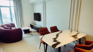 Deluxe suite, 2 slaapkamers, balkon, uitzicht op zee | Dineren op de kamer