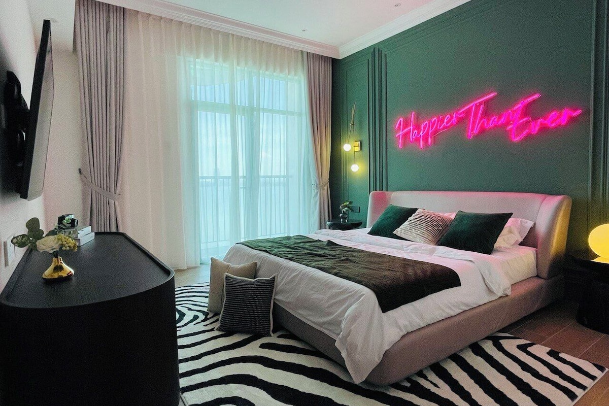 Deluxe Suite, 2 Bedrooms, Balcony, Sea View | Blackout drapes, free WiFi, bed sheets