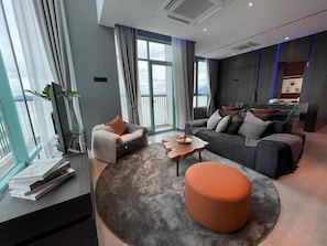 Presidential Duplex, Multiple Beds, Balcony, Sea View | Living area | 55-inch Smart TV with digital channels - La.mer Butik Hotel (Kota Kinabalu)