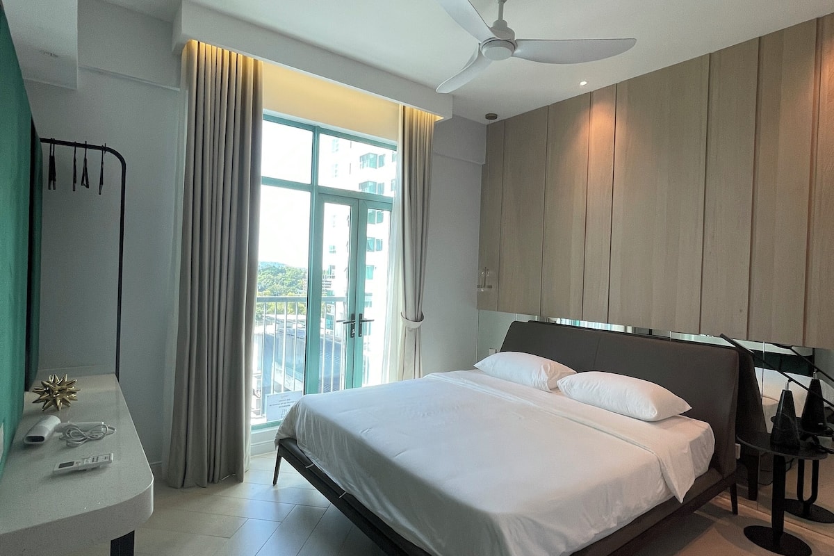 Superior Studio Suite, 1 Queen Bed, Balcony, City View | Blackout drapes, free WiFi, bed sheets