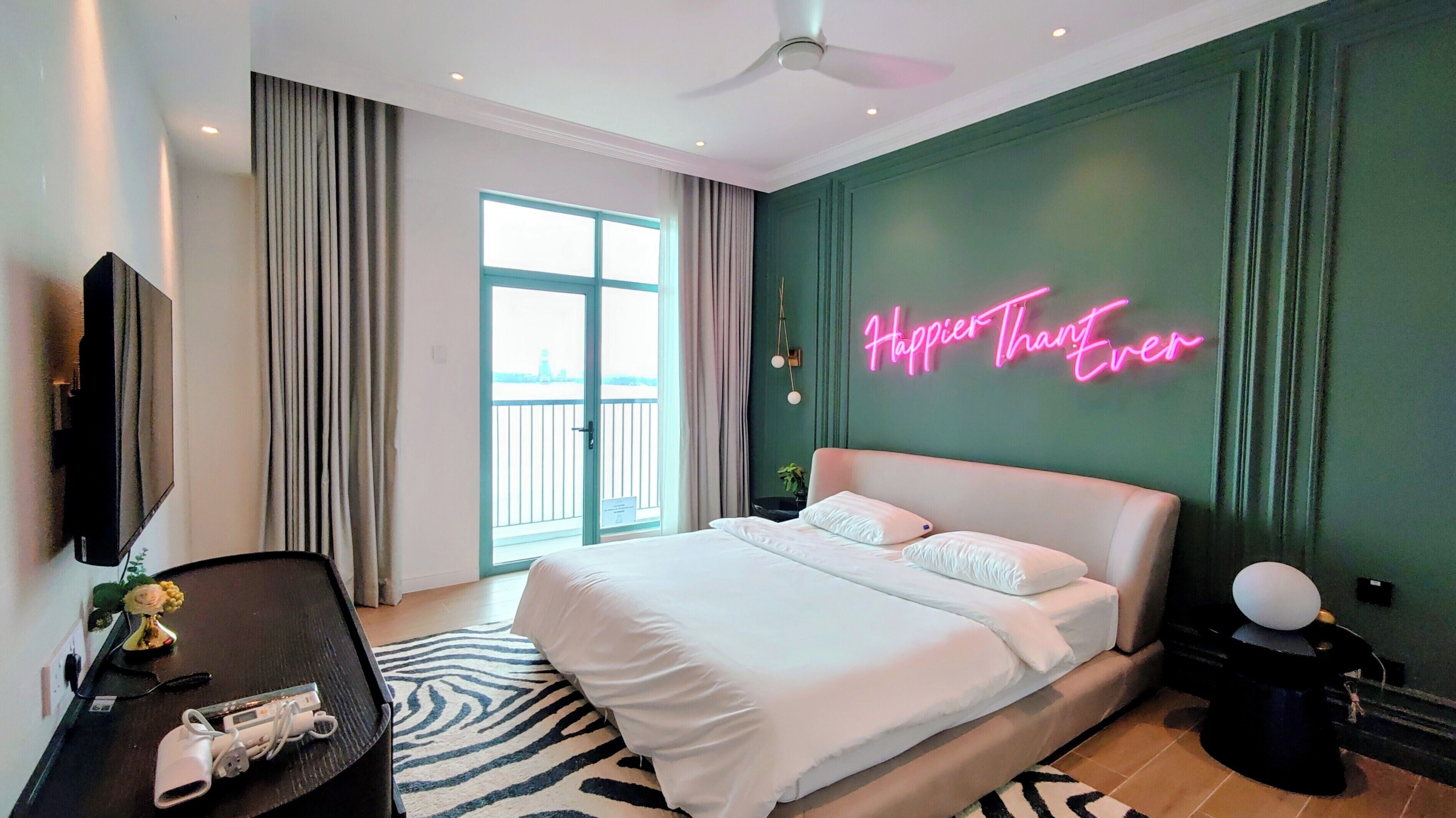 Suite Deluxe, 2 chambres, balcon, vue sur la mer | Rideaux d’obscurcissement, accès au Wi-Fi (inclus), literie fournie