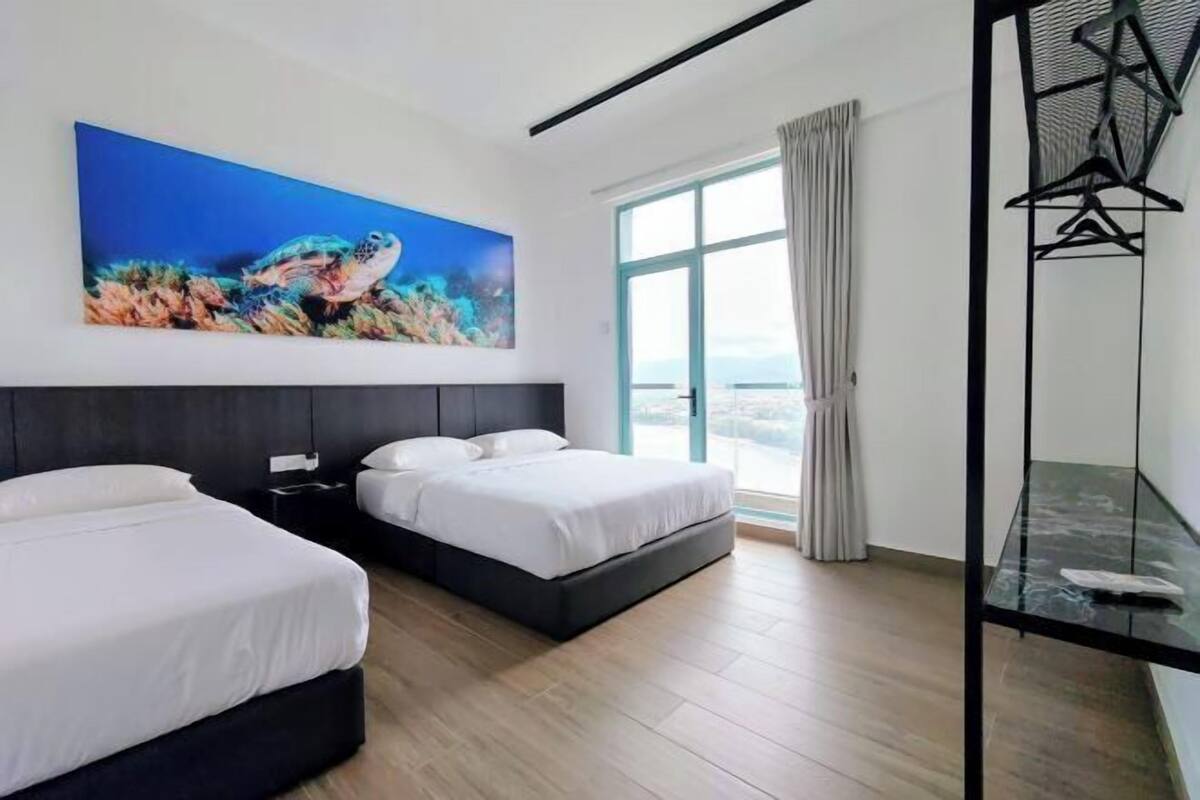 Blackout drapes, free WiFi, bed sheets