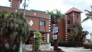 A hotel with a sign reading "Miamí Princes Hotel." - Miami Princess Hotel (Miami)