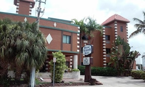 A hotel with a sign reading "Miamí Princes Hotel." - Miami Princess Hotel (Miami)