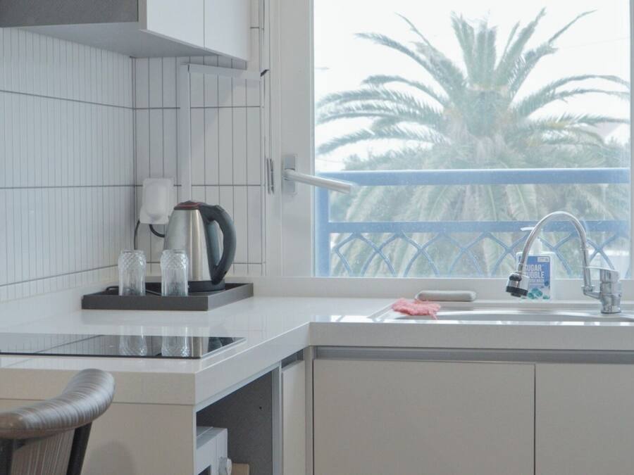 Refrigerador, microondas, arrocera, utensilios de cocina