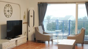 Signature Suite, Kitchen, Ocean View | Living area | 40-inch TV with cable channels, heated floors - Sweet Stay (Seogwipo)